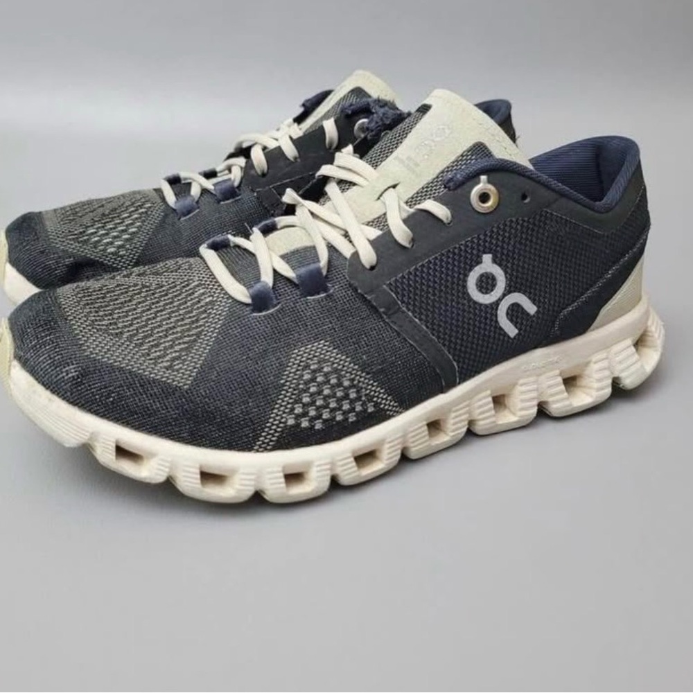 On Running Women’s Black and Cream Sneakers Size 6.5